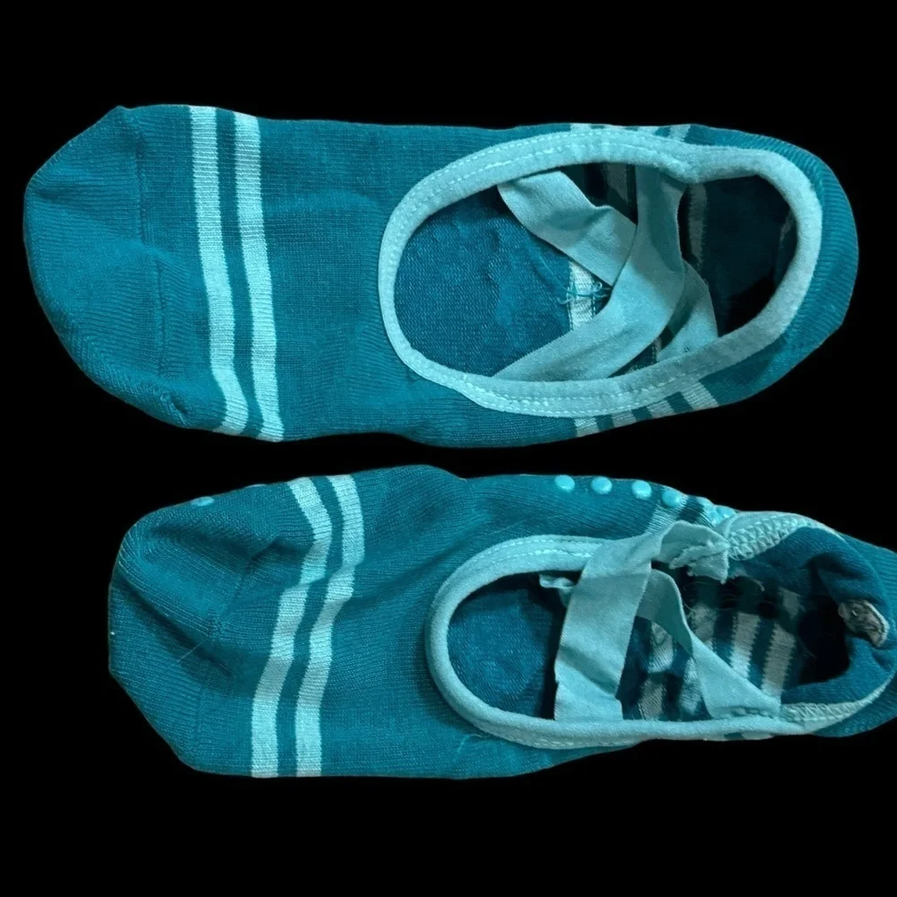 NWOT Giam ballerina yoga socks with grip on bottom blue